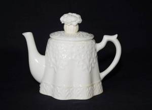 lot 50 image: Butlers Pantry by Lenox Teapot
