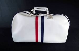 lot 7 image: Vintage White Naugahyde Travel Bag with Navy Blue Zipper - New