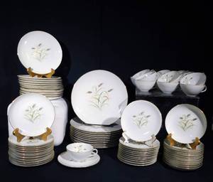 lot 21 image: Vintage 74 Piece Golden Wheat Neherco New York Made in Japan Dining Set