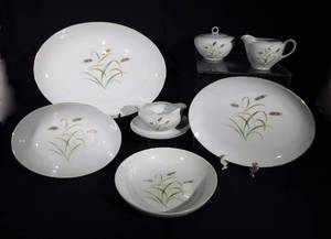 lot 22 image: Vintage 7 Piece Golden Wheat Neherco New York Made in Japan Serving Set