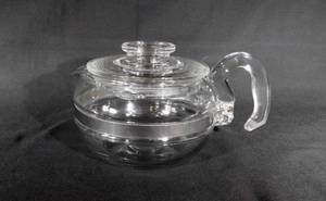 lot 19 image: Vintage Pyrex Flameware 6 Cup Glass Teapot 8336