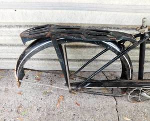 lot 4 image: Vintage 1950s Schwinn Hornet Straight Bike Frame