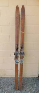 lot 5 image: Antique Lund Skis Maple 9329