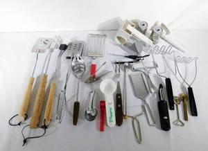 lot 94 image: Lot of Kitchen and Grilling Accessories including Pampered Chef