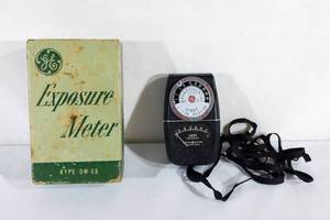lot 86 image: Vintage General Electric Exposure Meter Type DW-68