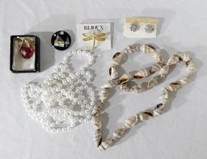 lot 148 image: Lot of Costume Jewelry