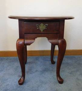 lot 112 image: Broyhill Quality Furniture End Table with Drawer