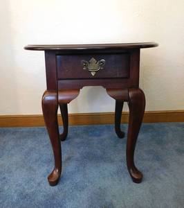 lot 113 image: Broyhill Quality Furniture End Table with Drawer