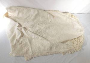 lot 125 image: Vintage Full Size Ecru Bedspread