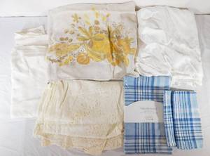 lot 130 image: Lot of Vintage and New Table Linens