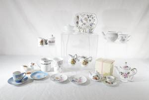 lot 146 image: Lot of Porcelain teapots and more