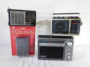 lot 155 image: Lot of Vintage AMFM Radios including Zenith and GE