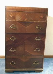 lot 68 image: Vintage Dresser