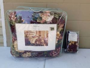 lot 124 image: New Waverlye Garden Room Full Size Comforter and Bedskirt