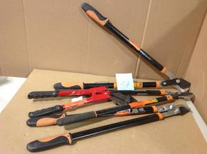 lot 37 image: LOT OF Fiskars 1-12 in. Cut Capacity Bypass Lopper with Steel Bade and Handle in good condition