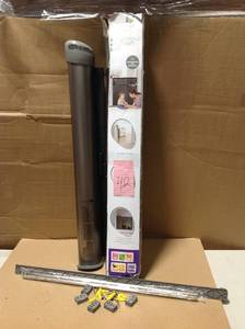 lot 42 image: Summer Infant 30 in. H Retractable Gate in good condition