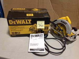 lot 46 image: 15 Amp Corded 7-14 in. Lightweight Circular Saw