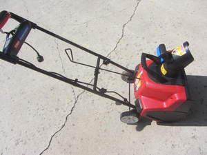 lot 34 image: Toro Snow Thrower