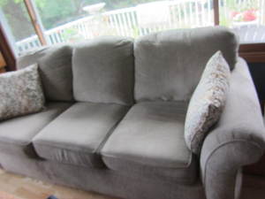 lot 64 image: Sofa & Loveseat