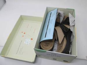 Earth Origins size 8 shoes...