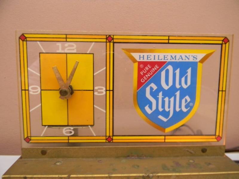 Sold at Auction: Vintage Heilemans Old Style Beer Light Up Advertising Clock