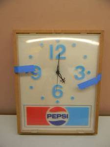 lot 15 image: VINTAGE PEPSI  ADVERTISING CLOCK - WORKS - VERY COOL - APPROX 15 BY 19 - SEE PICTURES