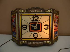 lot 19 image: VINTAGE 1976 OLD STYLE BEER TIFFANY STYLE CLOCK LIGHT - PLASTIC  - WORKS - APPROX 18 BY 12 - SEE PICTURES