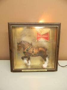 lot 28 image: VINTAGE BUDWEISER BEER CLYDESDALE HORSE LIGHTED SIGN SHADOW BOX - WORKS - GREAT PIECE - SEE PICTURES