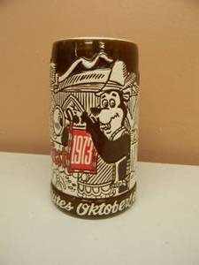lot 29 image: VINTAGE 1973 HAMMS BEER HAMMS SALUTES OKTOBERFEST STEIN - NICE - SEE PICTURES