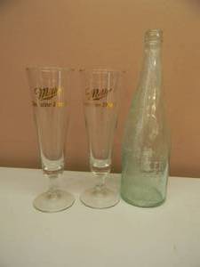 lot 40 image: VINTAGE PRE-PROHIBITION MILLER BREWING CO. BEER BOTTLE & TWO GOLD LABEL MILLER GENUINE DRAFT BEER GLASSES - SEE PICTURES
