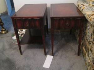 2 Wood endtables...