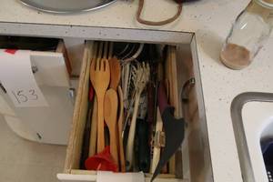 Lot of spatulas and kitchenware...