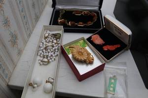 Lot of jewelery, some with a Japane...