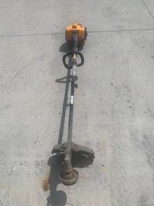 lot 10 image: Poulan Pro PP133 Gas Trimmer
