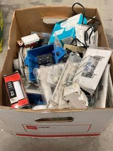 lot 67 image: Large Lot of Electrical Items