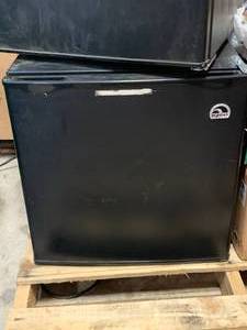 lot 75 image: Igloo Dorm Fridge