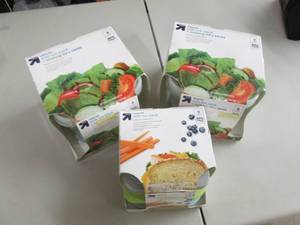 lot 17 image: 2 Salad Kits & 1 Lunch Kit with Ice...