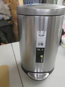 lot 20 image: 10 L Simple Human Step Trash Bin...