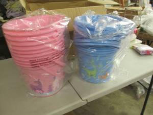 lot 77 image: 20 Large Pink & Blue Plastic Bucket...