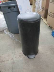lot 105 image: Black Step Trash Bin...
