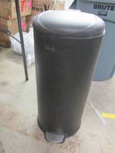 lot 106 image: Black Step Trash Bin- few scratches...