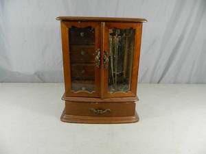 lot 7 image: Jewelry Box Full of Jewelry