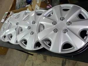 lot 9 image: 4 Wheel covers
