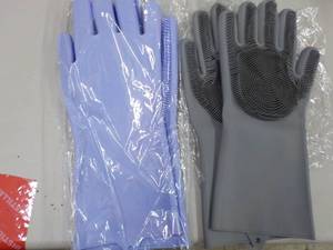 lot 48 image: Set of 2 Honeybell Silicone Scrubbi...