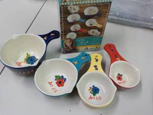lot 60 image: The Pioneer Women 4 pc Ceramic Meas...