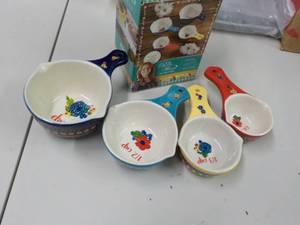 lot 61 image: The Pioneer Women 4 pc Ceramic Meas...