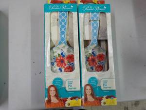lot 62 image: Pioneer Women Set of 2 Ceramic Pie ...
