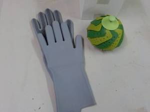 lot 106 image: Silicone Strainer and Scrubbing Glo...