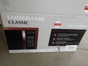 lot 116 image: Farberware 1.1 cu ft 1000 watt Micr...