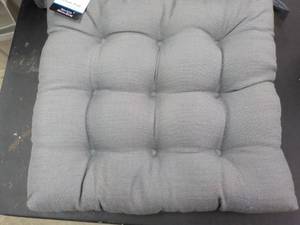 lot 138 image: 1 Chair Cushion 15 sq....